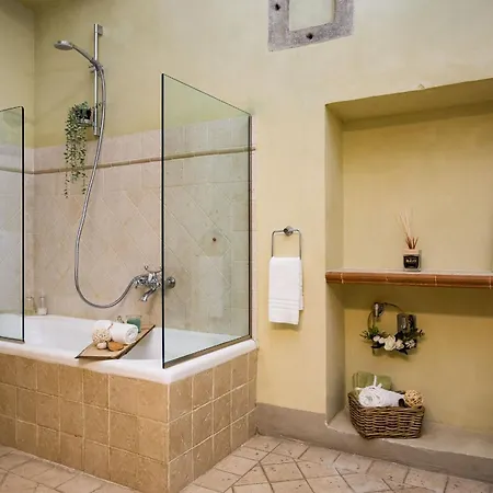 Rose's Palace Cortona