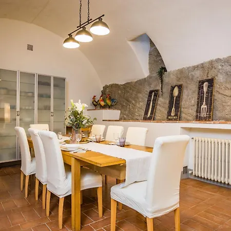 Rose's Palace Apartman Cortona