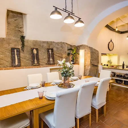 Rose's Palace Apartment