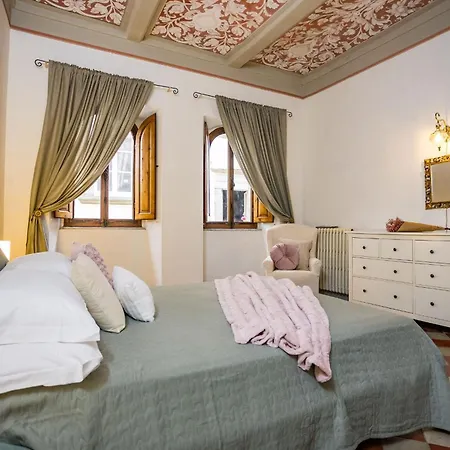 Rose's Palace Apartment *